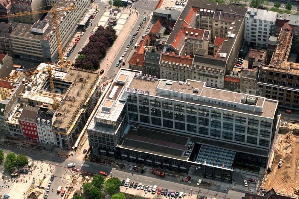 Berlin from the bird's eye view: Erweiterungsneubau am Maritim - Hotel an der Friedrichstraße gegenüber der Baustelle DUSSMANN-Kaufhaus in Berlin-Mitte.