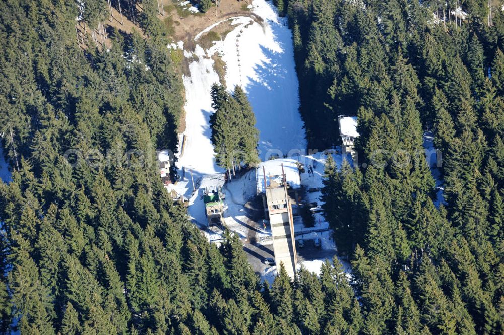 Aerial photograph Johanngeorgenstadt - Blick auf die mit Schneeresten bedeckte Erzgebirgsschanze in Johanngeorgenstadt im Erzgebirge. Betreiber der Skianlage ist der WSV 08 Johanngeorgenstadt. Ski Jump in Johanngeorgenstadt.