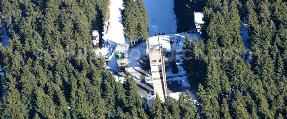 Johanngeorgenstadt from above - Blick auf die mit Schneeresten bedeckte Erzgebirgsschanze in Johanngeorgenstadt im Erzgebirge. Betreiber der Skianlage ist der WSV 08 Johanngeorgenstadt. Ski Jump in Johanngeorgenstadt.