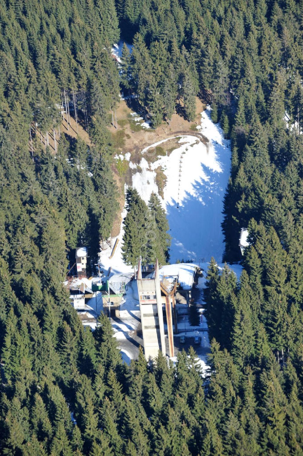 Johanngeorgenstadt from the bird's eye view: Blick auf die mit Schneeresten bedeckte Erzgebirgsschanze in Johanngeorgenstadt im Erzgebirge. Betreiber der Skianlage ist der WSV 08 Johanngeorgenstadt. Ski Jump in Johanngeorgenstadt.