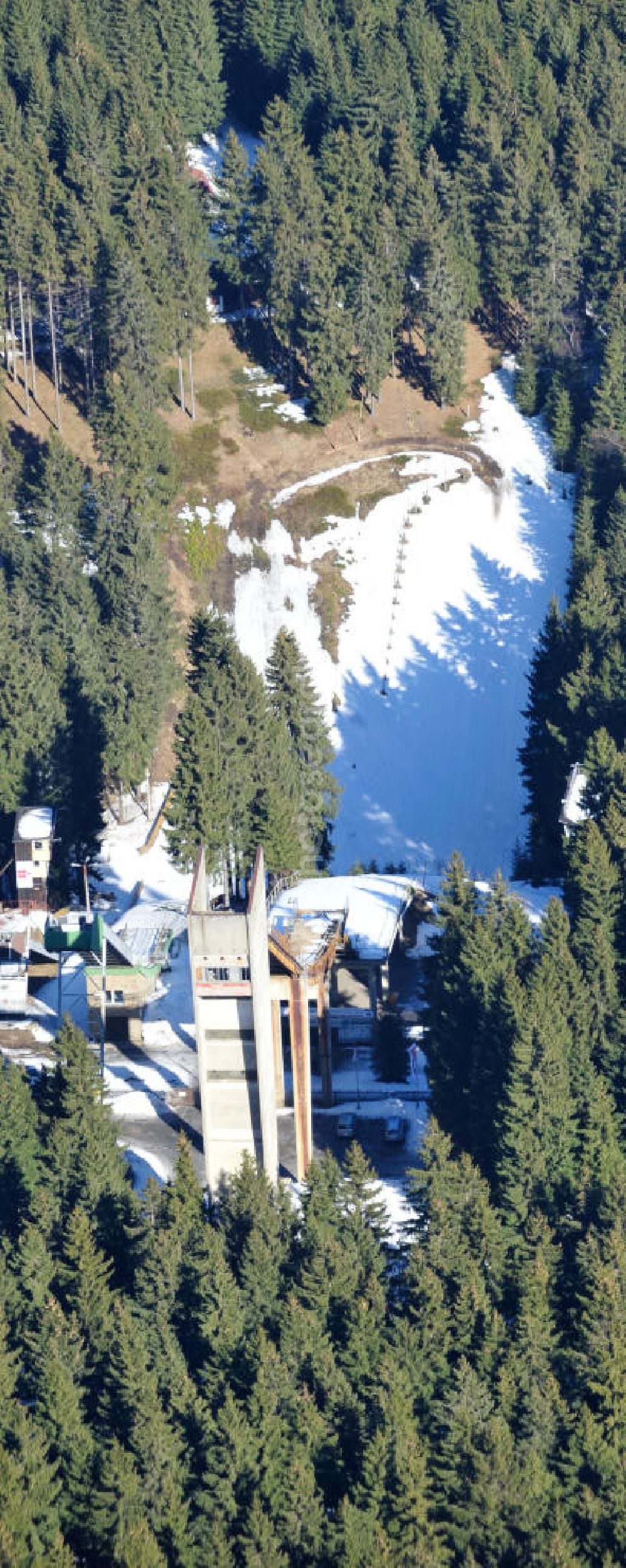 Aerial image Johanngeorgenstadt - Blick auf die mit Schneeresten bedeckte Erzgebirgsschanze in Johanngeorgenstadt im Erzgebirge. Betreiber der Skianlage ist der WSV 08 Johanngeorgenstadt. Ski Jump in Johanngeorgenstadt.