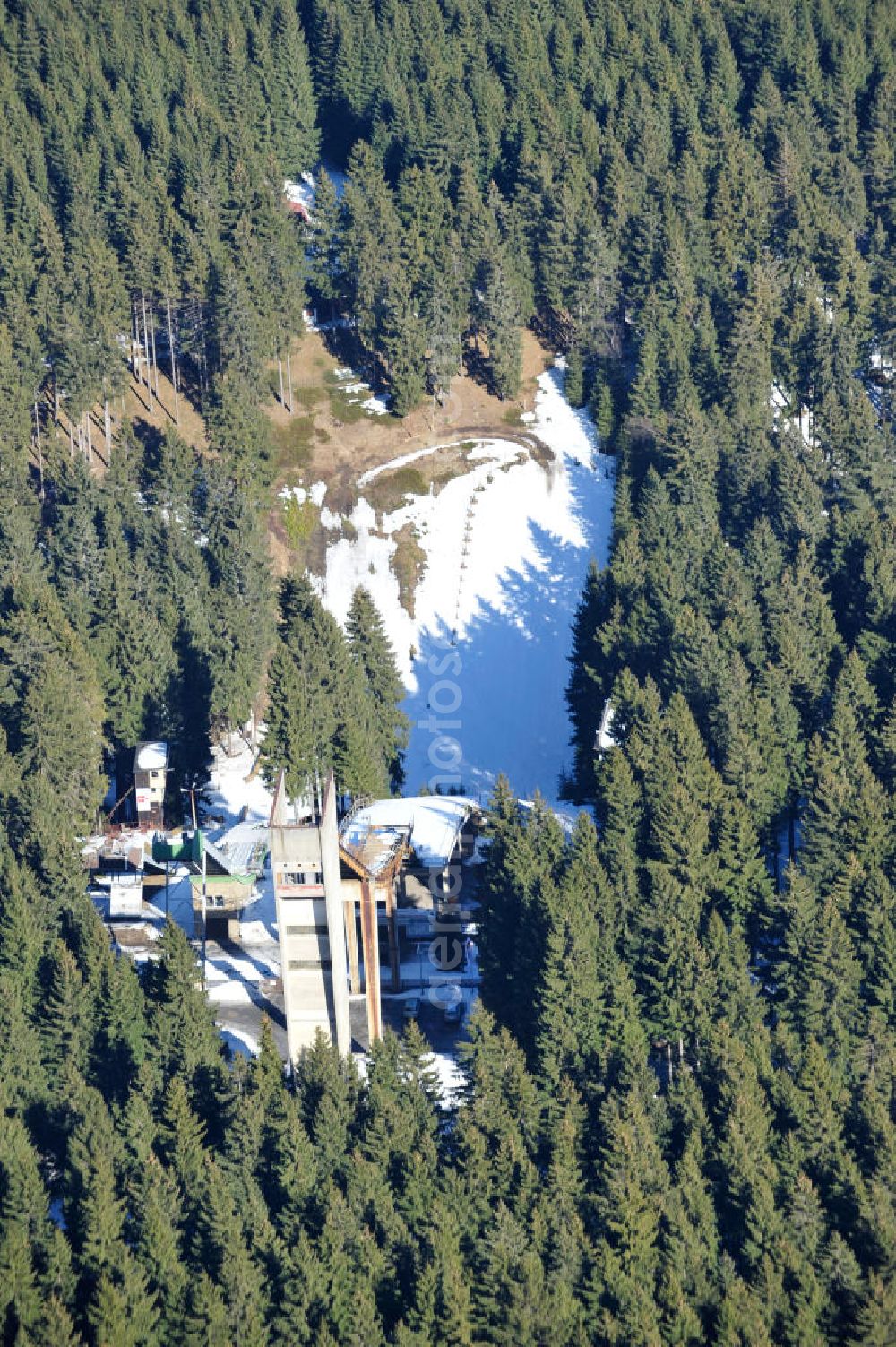 Aerial photograph Johanngeorgenstadt - Blick auf die mit Schneeresten bedeckte Erzgebirgsschanze in Johanngeorgenstadt im Erzgebirge. Betreiber der Skianlage ist der WSV 08 Johanngeorgenstadt. Ski Jump in Johanngeorgenstadt.