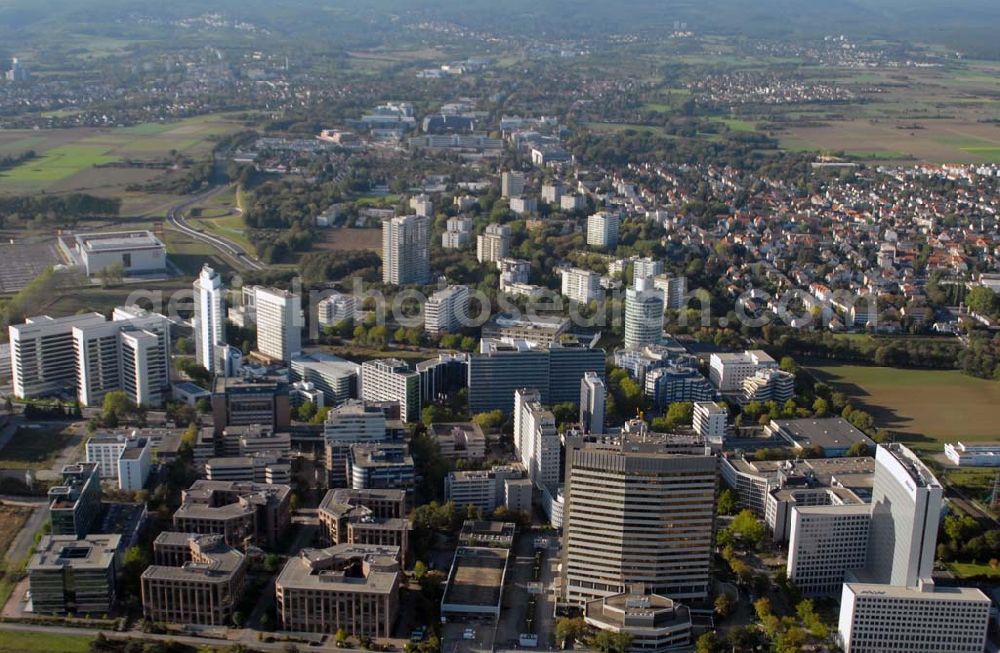 Eschborn from above - Blick auf das Eschborner Dreieck westlich von Frankfurt am Main insbesondere das Technische Zentrum der Deutschen Bank in der Alfred-Herrhausen-Allee 16-24 und die Arcor-Zentrale in der Alfred-Herrhausen-Allee 1, 65760 Eschborn - Telefon 069 / 2169-0 - Telefax 069 / 2169-8380