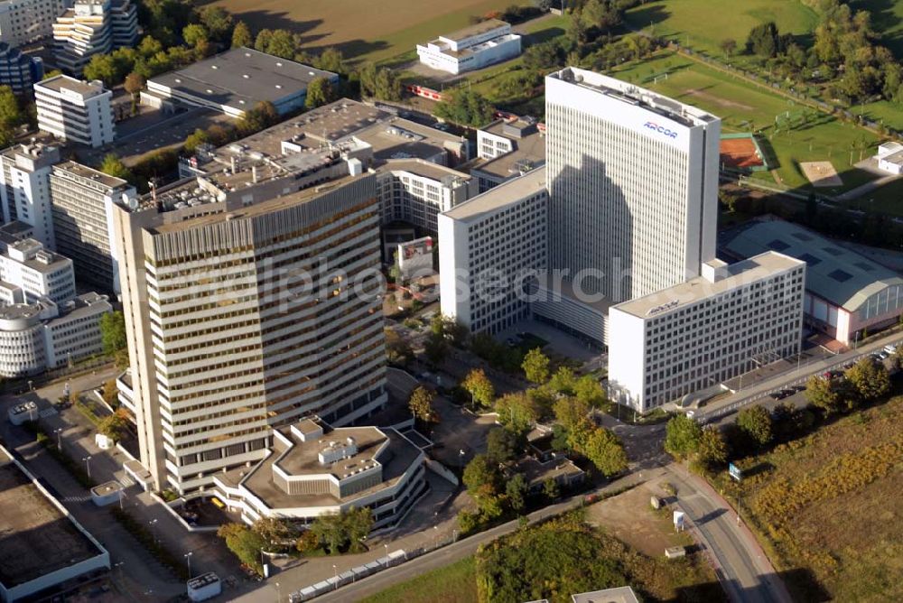 Eschborn from the bird's eye view: Blick auf das Eschborner Dreieck westlich von Frankfurt am Main insbesondere das Technische Zentrum der Deutschen Bank in der Alfred-Herrhausen-Allee 16-24 und die Arcor-Zentrale in der Alfred-Herrhausen-Allee 1, 65760 Eschborn - Telefon 069 / 2169-0 - Telefax 069 / 2169-8380