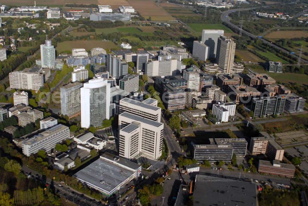 Eschborn from the bird's eye view: Blick auf das Eschborner Dreieck insbesondere auf das ESCHBORN PLAZA mit der international führenden Wirtschaftsprüfungs- und Beratungsgesellschaft Ernst & Young, Mergenthalerallee 10-12, D-65760 Eschborn / Frankfurt am Main - Tel. (06196) 996 27664 - Fax (06196) 996 23746 und das Kreiswehrersatzamt Eschborn.