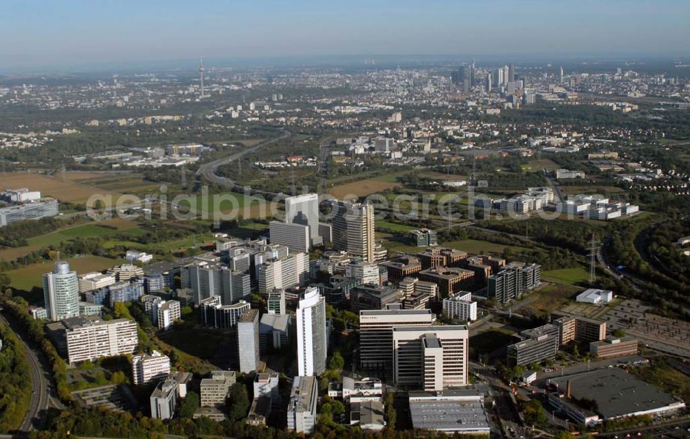 Aerial photograph Eschborn - Blick auf das Eschborner Dreieck insbesondere auf das ESCHBORN PLAZA mit der international führenden Wirtschaftsprüfungs- und Beratungsgesellschaft Ernst & Young, Mergenthalerallee 10-12, D-65760 Eschborn / Frankfurt am Main - Tel. (06196) 996 27664 - Fax (06196) 996 23746 und das Kreiswehrersatzamt Eschborn.