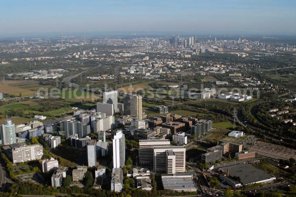 Eschborn from above - Blick auf das Eschborner Dreieck insbesondere auf das ESCHBORN PLAZA mit der international führenden Wirtschaftsprüfungs- und Beratungsgesellschaft Ernst & Young, Mergenthalerallee 10-12, D-65760 Eschborn / Frankfurt am Main - Tel. (06196) 996 27664 - Fax (06196) 996 23746 und das Kreiswehrersatzamt Eschborn.