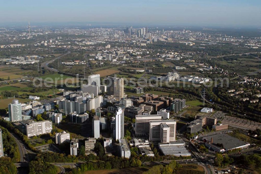 Aerial image Eschborn - Blick auf das Eschborner Dreieck insbesondere auf das ESCHBORN PLAZA mit der international führenden Wirtschaftsprüfungs- und Beratungsgesellschaft Ernst & Young, Mergenthalerallee 10-12, D-65760 Eschborn / Frankfurt am Main - Tel. (06196) 996 27664 - Fax (06196) 996 23746 und das Kreiswehrersatzamt Eschborn.