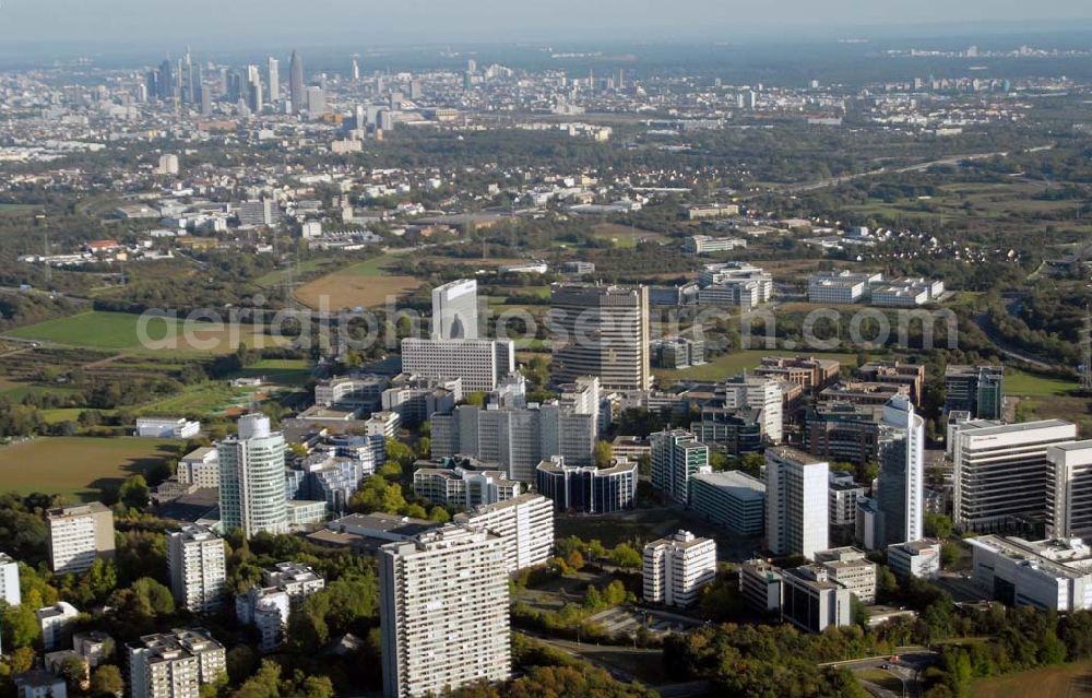 Eschborn from the bird's eye view: Blick auf das Eschborner Dreieck insbesondere auf das ESCHBORN PLAZA mit der international führenden Wirtschaftsprüfungs- und Beratungsgesellschaft Ernst & Young, Mergenthalerallee 10-12, D-65760 Eschborn / Frankfurt am Main - Tel. (06196) 996 27664 - Fax (06196) 996 23746 und dem Technischen Zentrum der Deutschen Bank sowie die Arcor Zentrale.