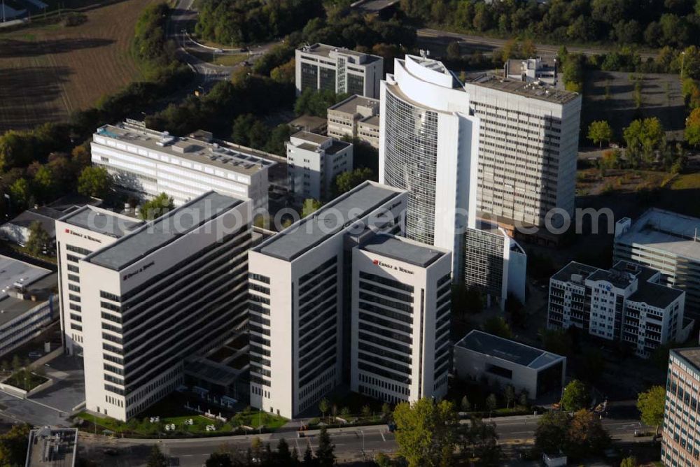 Eschborn from the bird's eye view: Blick auf das Eschborner Dreieck insbesondere auf das ESCHBORN PLAZA mit der international führenden Wirtschaftsprüfungs- und Beratungsgesellschaft Ernst & Young, Mergenthalerallee 10-12, D-65760 Eschborn / Frankfurt am Main - Tel. (06196) 996 27664 - Fax (06196) 996 23746.