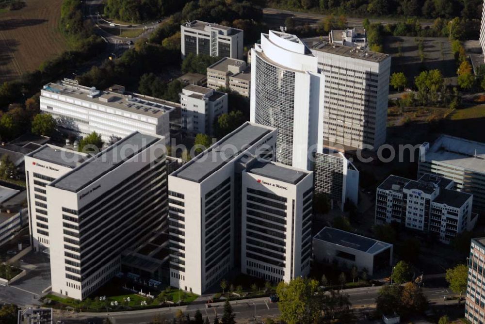 Aerial image Eschborn - Blick auf das Eschborner Dreieck insbesondere auf das ESCHBORN PLAZA mit der international führenden Wirtschaftsprüfungs- und Beratungsgesellschaft Ernst & Young, Mergenthalerallee 10-12, D-65760 Eschborn / Frankfurt am Main - Tel. (06196) 996 27664 - Fax (06196) 996 23746.