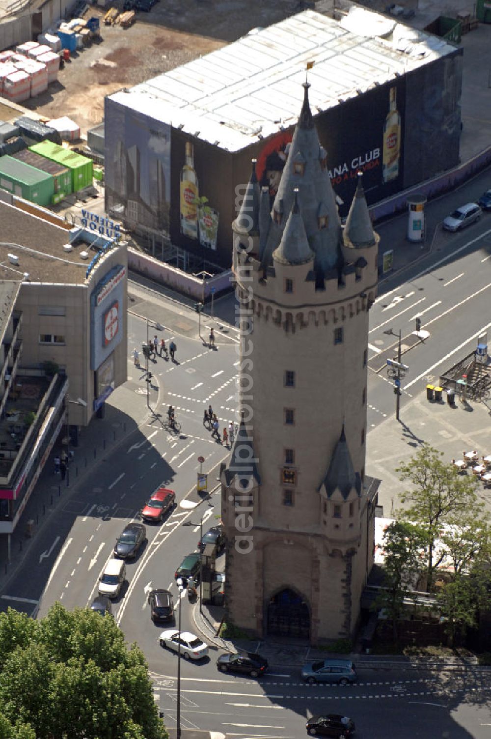 Aerial photograph Frankfurt am Main - Blick auf den Eschenheimer Turm in der Frankfurter Innenstadt. Der Turm war ein Stadttor der spätmittelalterlichen Frankfurter Stadtbefestigung und ist ein Wahrzeichen der Stadt. View of the Eschenheim Tower in Frankfurt's city center. The tower was a late medieval city gate of the Frankfurt city walls and is a landmark of the city.