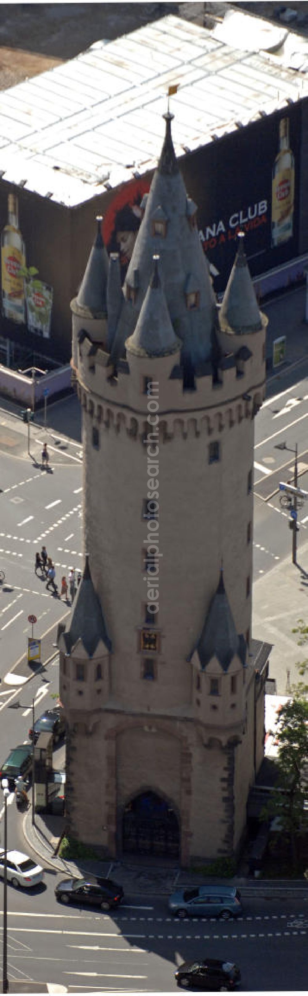 Frankfurt am Main from above - Blick auf den Eschenheimer Turm in der Frankfurter Innenstadt. Der Turm war ein Stadttor der spätmittelalterlichen Frankfurter Stadtbefestigung und ist ein Wahrzeichen der Stadt. View of the Eschenheim Tower in Frankfurt's city center. The tower was a late medieval city gate of the Frankfurt city walls and is a landmark of the city.