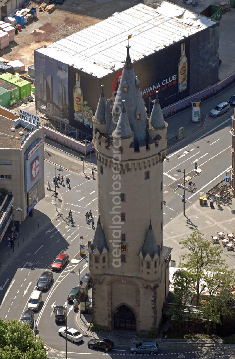 Frankfurt am Main from the bird's eye view: Blick auf den Eschenheimer Turm in der Frankfurter Innenstadt. Der Turm war ein Stadttor der spätmittelalterlichen Frankfurter Stadtbefestigung und ist ein Wahrzeichen der Stadt. View of the Eschenheim Tower in Frankfurt's city center. The tower was a late medieval city gate of the Frankfurt city walls and is a landmark of the city.