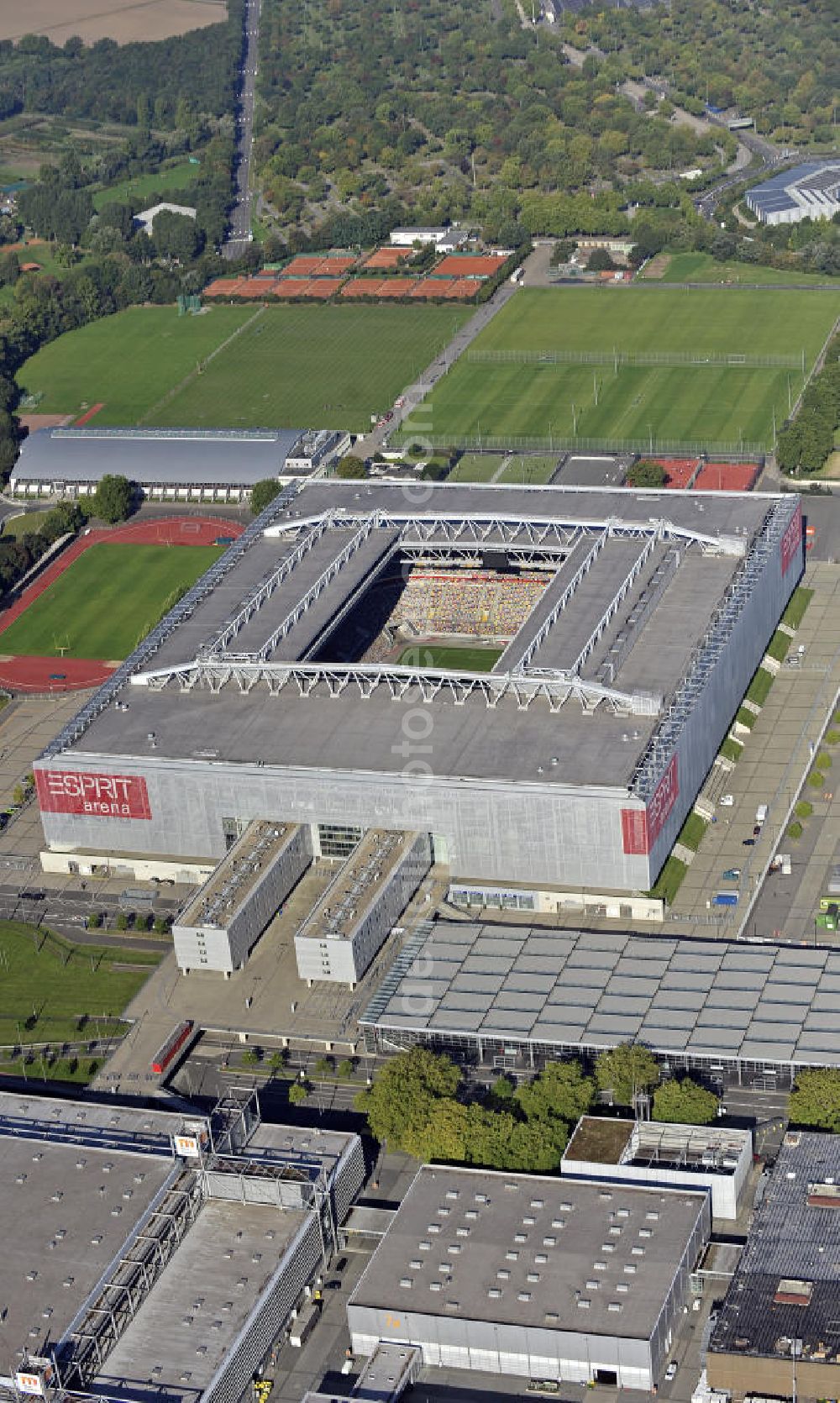 Aerial image Düsseldorf - Blick auf die ESPRIT arena (bis Juni 2009 LTU arena) in Düsseldorf. Die Multifunktionsarena wurde am Ort des alten Rheinstadions errichtet und 2005 eröffnet. Das Stadion hat eine Kapazität von 54.600 Plätzen. View of the ESPRIT arena (until June 2009 LTU Arena) in Dusseldorf. The multi-purpose arena was built at the site of the old Rhine Stadium and opened in 2005. The stadium has a capacity of 54 600 seats.