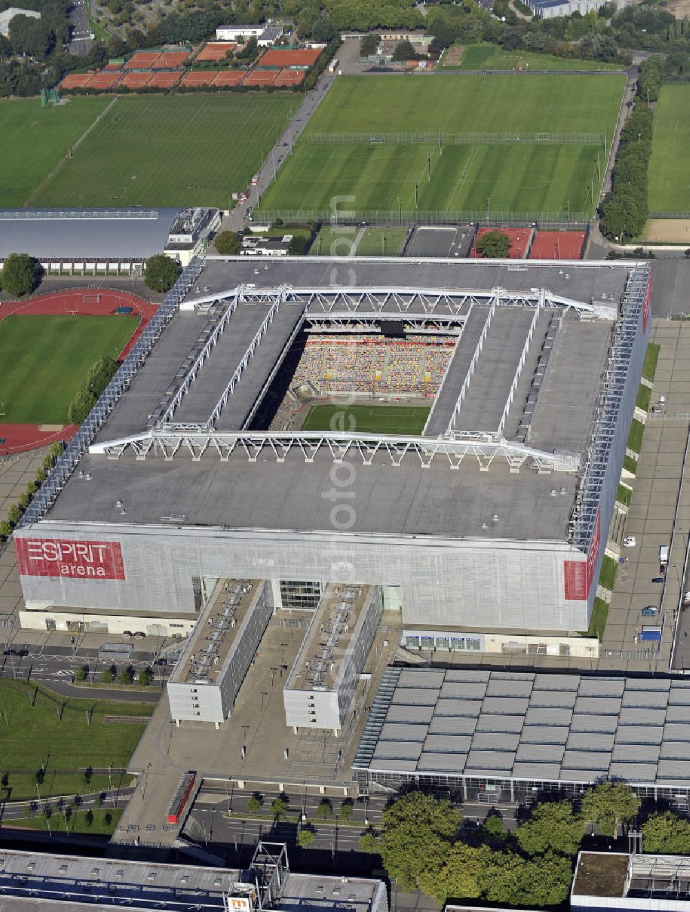 Aerial photograph Düsseldorf - Blick auf die ESPRIT arena (bis Juni 2009 LTU arena) in Düsseldorf. Die Multifunktionsarena wurde am Ort des alten Rheinstadions errichtet und 2005 eröffnet. Das Stadion hat eine Kapazität von 54.600 Plätzen. View of the ESPRIT arena (until June 2009 LTU Arena) in Dusseldorf. The multi-purpose arena was built at the site of the old Rhine Stadium and opened in 2005. The stadium has a capacity of 54 600 seats.