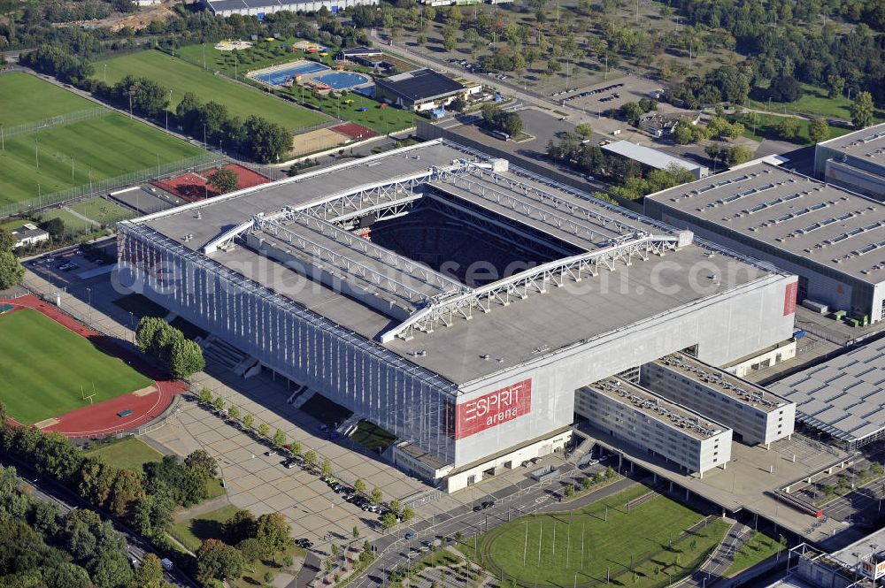 Aerial photograph Düsseldorf - Blick auf die ESPRIT arena (bis Juni 2009 LTU arena) in Düsseldorf. Die Multifunktionsarena wurde am Ort des alten Rheinstadions errichtet und 2005 eröffnet. Das Stadion hat eine Kapazität von 54.600 Plätzen. View of the ESPRIT arena (until June 2009 LTU Arena) in Dusseldorf. The multi-purpose arena was built at the site of the old Rhine Stadium and opened in 2005. The stadium has a capacity of 54 600 seats.