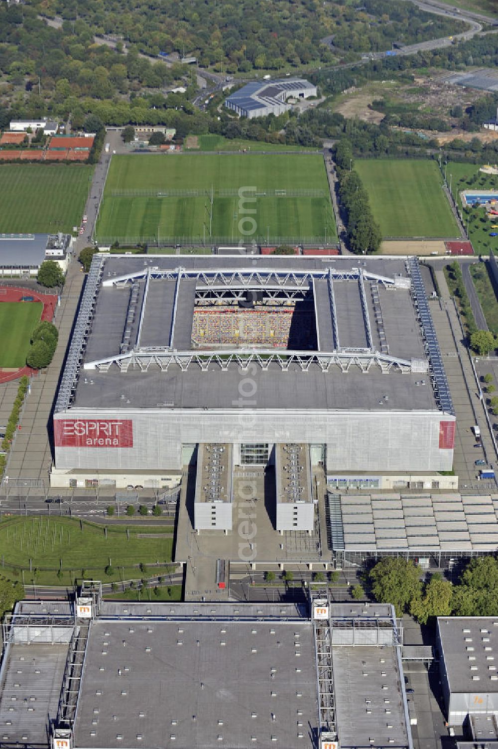 Aerial image Düsseldorf - Blick auf die ESPRIT arena (bis Juni 2009 LTU arena) in Düsseldorf. Die Multifunktionsarena wurde am Ort des alten Rheinstadions errichtet und 2005 eröffnet. Das Stadion hat eine Kapazität von 54.600 Plätzen. View of the ESPRIT arena (until June 2009 LTU Arena) in Dusseldorf. The multi-purpose arena was built at the site of the old Rhine Stadium and opened in 2005. The stadium has a capacity of 54 600 seats.