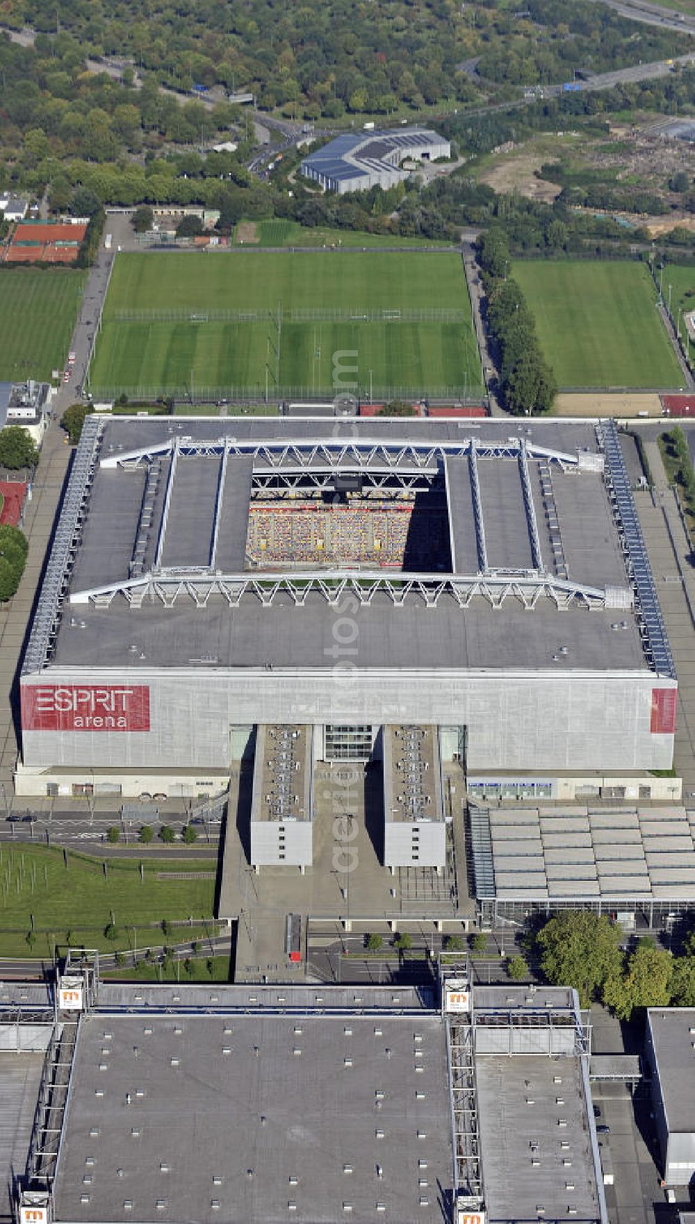 Aerial photograph Düsseldorf - Blick auf die ESPRIT arena (bis Juni 2009 LTU arena) in Düsseldorf. Die Multifunktionsarena wurde am Ort des alten Rheinstadions errichtet und 2005 eröffnet. Das Stadion hat eine Kapazität von 54.600 Plätzen. View of the ESPRIT arena (until June 2009 LTU Arena) in Dusseldorf. The multi-purpose arena was built at the site of the old Rhine Stadium and opened in 2005. The stadium has a capacity of 54 600 seats.