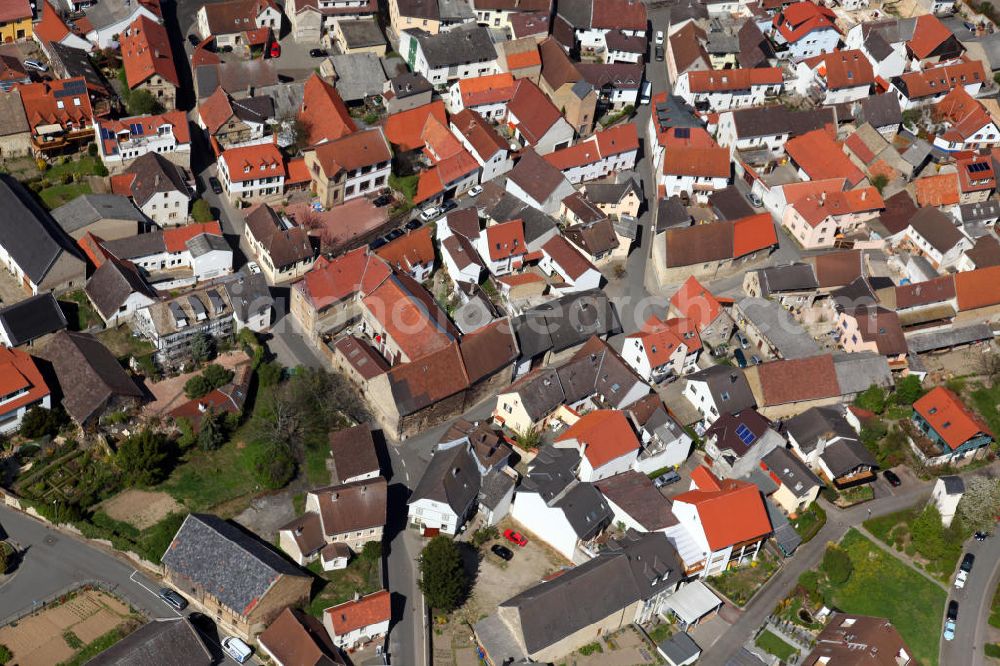 Essenheim from above - Blick auf die Ortschaft Essenheim der Verbandsgemeinde Nieder-Olm im Landkreis Mainz-Bingen in Rheinland-Pfalz. Der Ort ist geprägt durch den Obst- und Weinanbau. View to the village Essenheim in Rhineland-Palatinate.