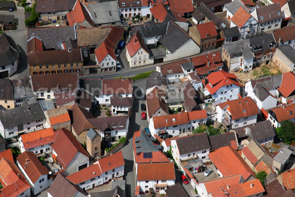 Essenheim from the bird's eye view: Blick auf die Ortschaft Essenheim der Verbandsgemeinde Nieder-Olm im Landkreis Mainz-Bingen in Rheinland-Pfalz. Der Ort ist geprägt durch den Obst- und Weinanbau. View to the village Essenheim in Rhineland-Palatinate.