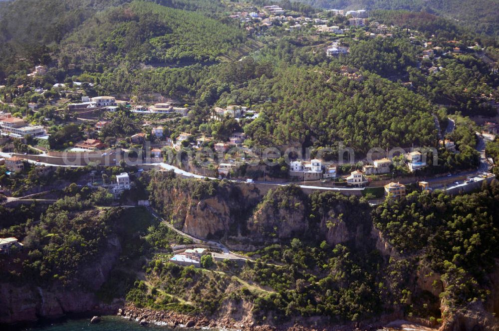 La Galère from the bird's eye view: Blick auf einen Teil der Esterel-Küste an der Cote d' Azur in Frankreich. 1903 begann der französische Touring-Club damit die Esterel-Küste zu eine der schönsten Steilküstenstrassen, die Corniche d' Or ausbauen zu lassen. Kontakt Touristinfo: Office du Tourisme, BP 272, 06403 Cannes Cedex, Tel. +33(0)492 99842 2, Fax +33(0)492 99842 3, Email: tourisme@semec.com