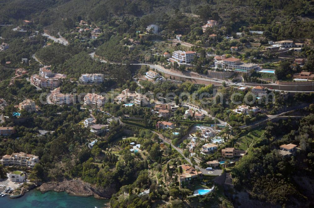 Aerial photograph La Galère - Blick auf einen Teil der Esterel-Küste an der Cote d' Azur in Frankreich. 1903 begann der französische Touring-Club damit die Esterel-Küste zu eine der schönsten Steilküstenstrassen, die Corniche d' Or ausbauen zu lassen. Entlang der Strasse befinden sich Ferienwohnungen, Hotels und Restaurants. Kontakt Touristinfo: Office du Tourisme, BP 272, 06403 Cannes Cedex, Tel. +33(0)492 99842 2, Fax +33(0)492 99842 3, Email: tourisme@semec.com