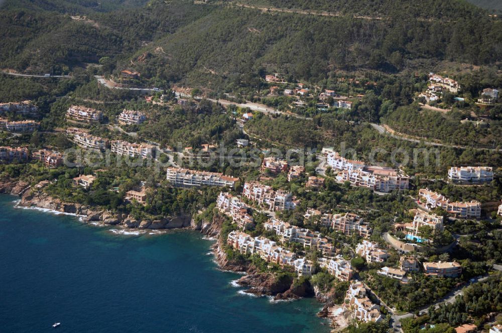 La Galère from above - Blick auf einen Teil der Esterel-Küste an der Cote d' Azur in Frankreich. 1903 begann der französische Touring-Club damit die Esterel-Küste zu eine der schönsten Steilküstenstrassen, die Corniche d' Or ausbauen zu lassen. Entlang der Strasse befinden sich Ferienwohnungen, Hotels und Restaurants. Kontakt Touristinfo: Office du Tourisme, BP 272, 06403 Cannes Cedex, Tel. +33(0)492 99842 2, Fax +33(0)492 99842 3, Email: tourisme@semec.com