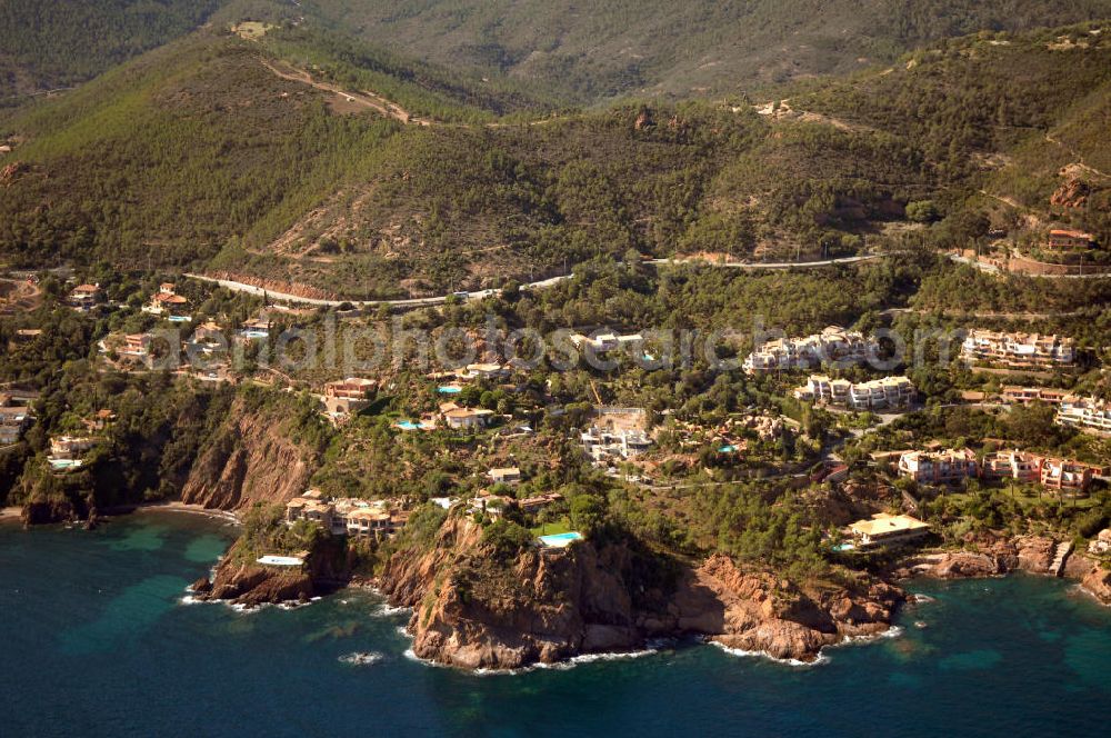 La Galère from the bird's eye view: Blick auf einen Teil der Esterel-Küste an der Cote d' Azur in Frankreich. 1903 begann der französische Touring-Club damit die Esterel-Küste zu eine der schönsten Steilküstenstrassen, die Corniche d' Or ausbauen zu lassen. Entlang der Strasse befinden sich Ferienwohnungen, Hotels und Restaurants. Kontakt Touristinfo: Office du Tourisme, BP 272, 06403 Cannes Cedex, Tel. +33(0)492 99842 2, Fax +33(0)492 99842 3, Email: tourisme@semec.com