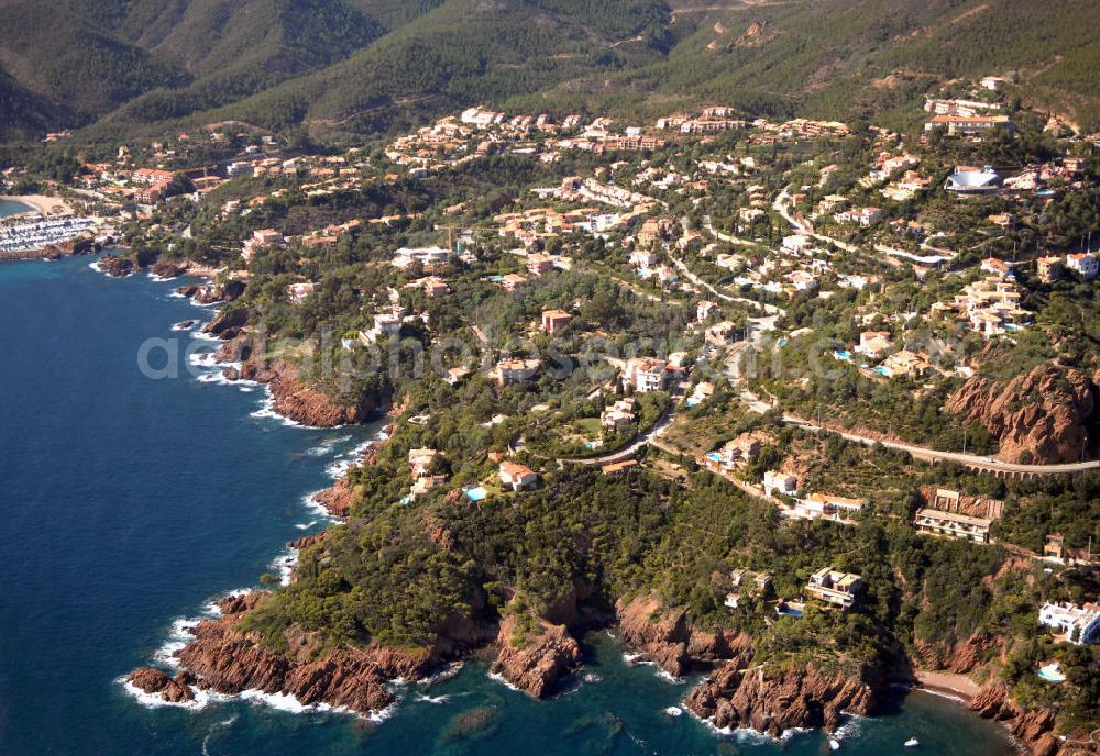 Aerial image Miramar - Blick auf einen Teil der Esterel-Küste an der Cote d' Azur in Frankreich. 1903 begann der französische Touring-Club damit die Esterel-Küste zu eine der schönsten Steilküstenstrassen, die Corniche d' Or ausbauen zu lassen. Entlang der Strasse befinden sich Ferienwohnungen, Hotels und Restaurants. Kontakt Touristinfo: Office du Tourisme, BP 272, 06403 Cannes Cedex, Tel. +33(0)492 99842 2, Fax +33(0)492 99842 3, Email: tourisme@semec.com