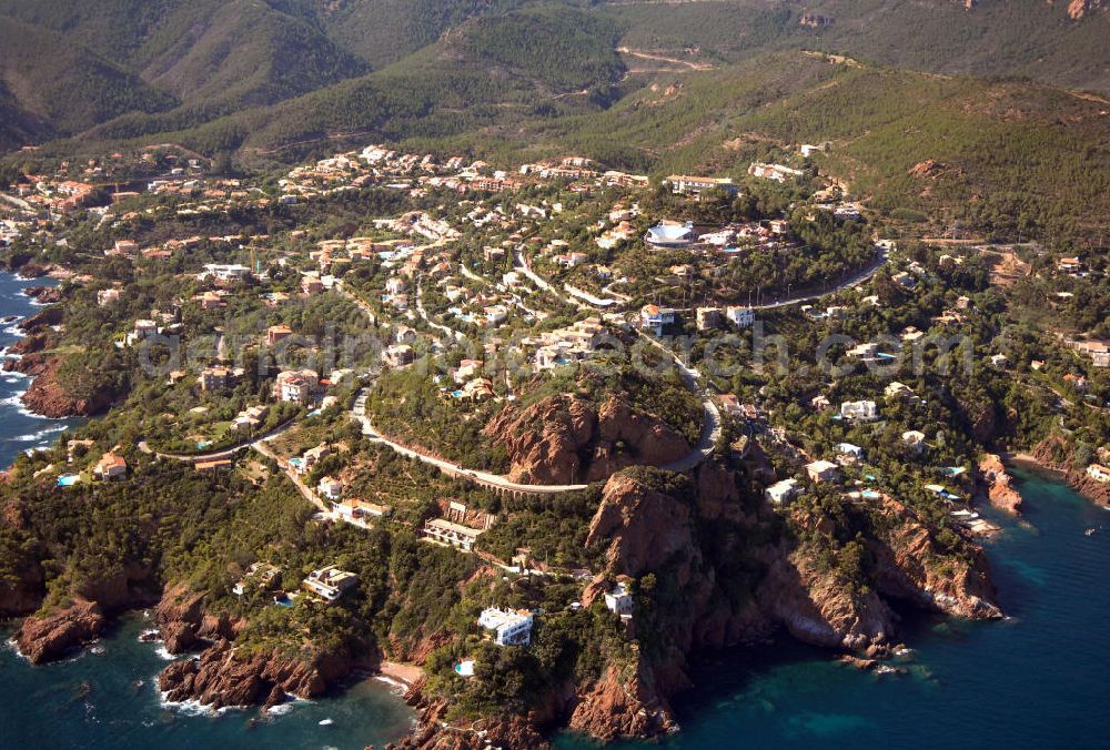 Aerial photograph Miramar - Blick auf einen Teil der Esterel-Küste an der Cote d' Azur in Frankreich. 1903 begann der französische Touring-Club damit die Esterel-Küste zu eine der schönsten Steilküstenstrassen, die Corniche d' Or ausbauen zu lassen. Entlang der Strasse befinden sich Ferienwohnungen, Hotels und Restaurants. Kontakt Touristinfo: Office du Tourisme, BP 272, 06403 Cannes Cedex, Tel. +33(0)492 99842 2, Fax +33(0)492 99842 3, Email: tourisme@semec.com