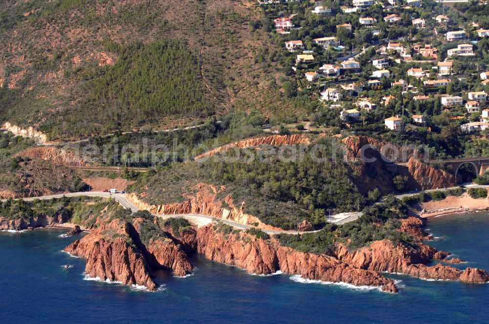 Miramar from the bird's eye view: Blick auf einen Teil der Esterel-Küste an der Cote d' Azur in Frankreich. 1903 begann der französische Touring-Club damit die Esterel-Küste zu eine der schönsten Steilküstenstrassen, die Corniche d' Or ausbauen zu lassen. Entlang der Strasse befinden sich Ferienwohnungen, Hotels und Restaurants. Kontakt Touristinfo: Office du Tourisme, BP 272, 06403 Cannes Cedex, Tel. +33(0)492 99842 2, Fax +33(0)492 99842 3, Email: tourisme@semec.com