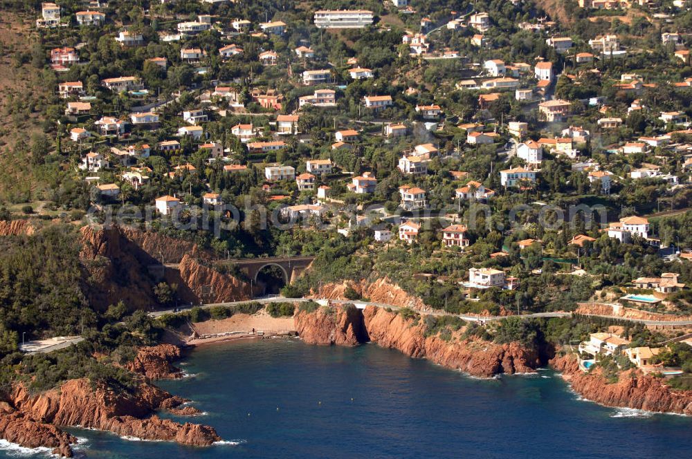 Aerial image Miramar - Blick auf einen Teil der Esterel-Küste an der Cote d' Azur in Frankreich. 1903 begann der französische Touring-Club damit die Esterel-Küste zu eine der schönsten Steilküstenstrassen, die Corniche d' Or ausbauen zu lassen. Entlang der Strasse befinden sich Ferienwohnungen, Hotels und Restaurants. Kontakt Touristinfo: Office du Tourisme, BP 272, 06403 Cannes Cedex, Tel. +33(0)492 99842 2, Fax +33(0)492 99842 3, Email: tourisme@semec.com