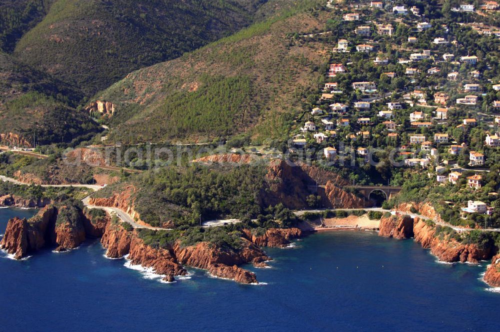 Aerial photograph Miramar - Blick auf einen Teil der Esterel-Küste an der Cote d' Azur in Frankreich. 1903 begann der französische Touring-Club damit die Esterel-Küste zu eine der schönsten Steilküstenstrassen, die Corniche d' Or ausbauen zu lassen. Entlang der Strasse befinden sich Ferienwohnungen, Hotels und Restaurants. Kontakt Touristinfo: Office du Tourisme, BP 272, 06403 Cannes Cedex, Tel. +33(0)492 99842 2, Fax +33(0)492 99842 3, Email: tourisme@semec.com