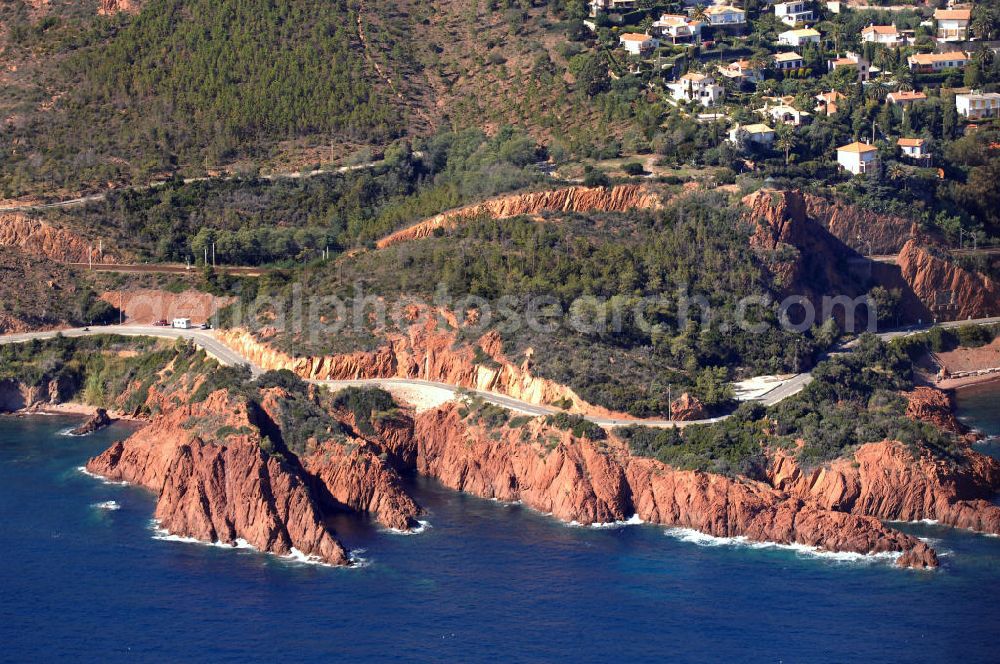 Miramar from above - Blick auf einen Teil der Esterel-Küste an der Cote d' Azur in Frankreich. 1903 begann der französische Touring-Club damit die Esterel-Küste zu eine der schönsten Steilküstenstrassen, die Corniche d' Or ausbauen zu lassen. Entlang der Strasse befinden sich Ferienwohnungen, Hotels und Restaurants. Kontakt Touristinfo: Office du Tourisme, BP 272, 06403 Cannes Cedex, Tel. +33(0)492 99842 2, Fax +33(0)492 99842 3, Email: tourisme@semec.com