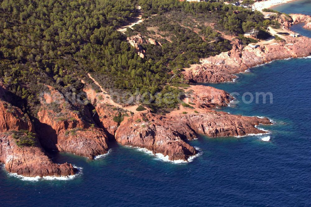 Agay from the bird's eye view: Blick auf ein Teil der Esterel-Region bei Agay an der Cote d' Azur in Frankreich.