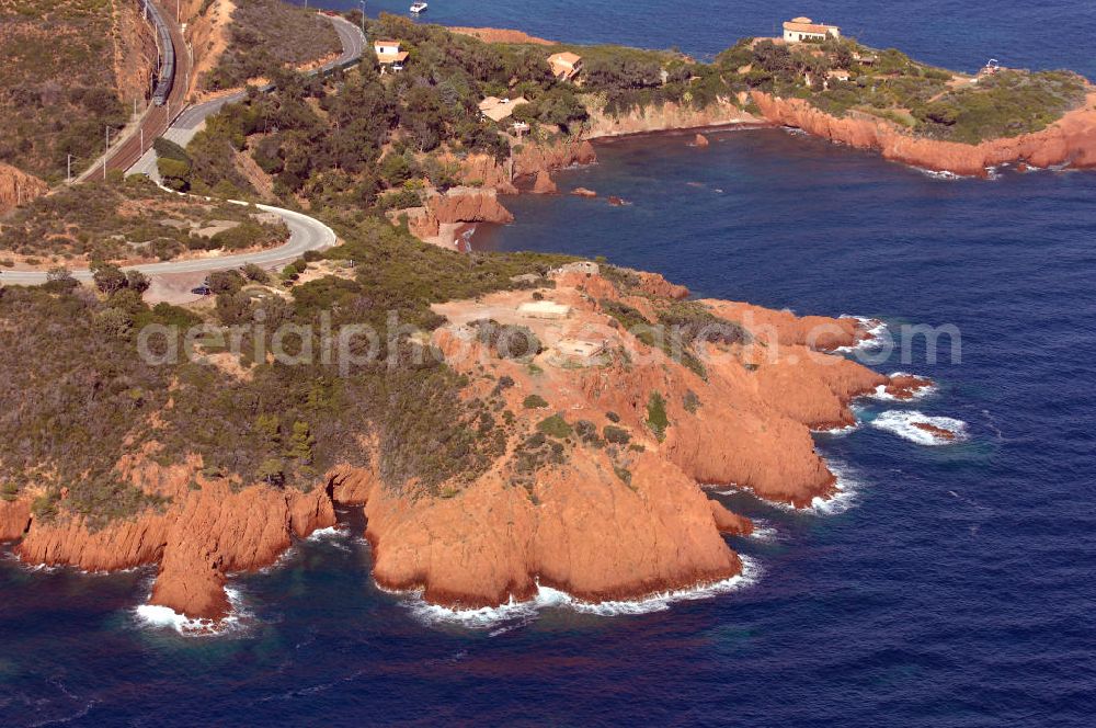 Agay from above - Blick auf ein Teil der Esterel-Region bei Agay an der Cote d' Azur in Frankreich. Dort verläuft die Corniche d' Or und dahinter der französische Hochgeschwindigkeitszug TGV.