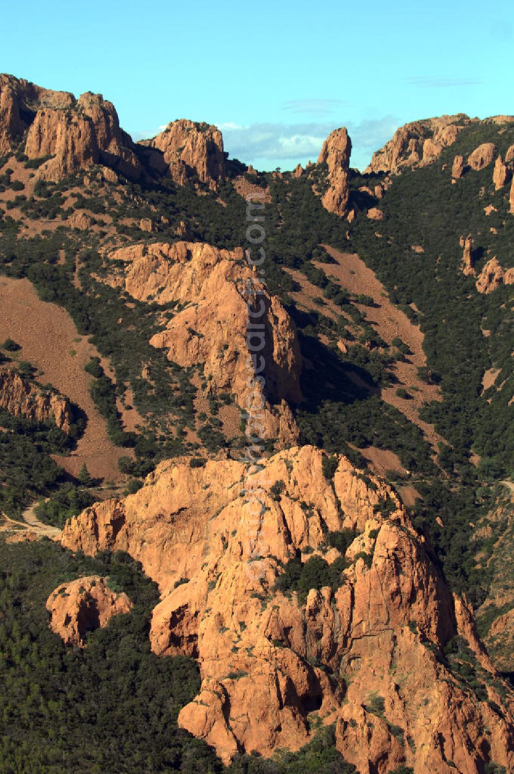 Agay from the bird's eye view: Blick auf ein Teil der Esterel-Region bei Agay an der Cote d' Azur in Frankreich.