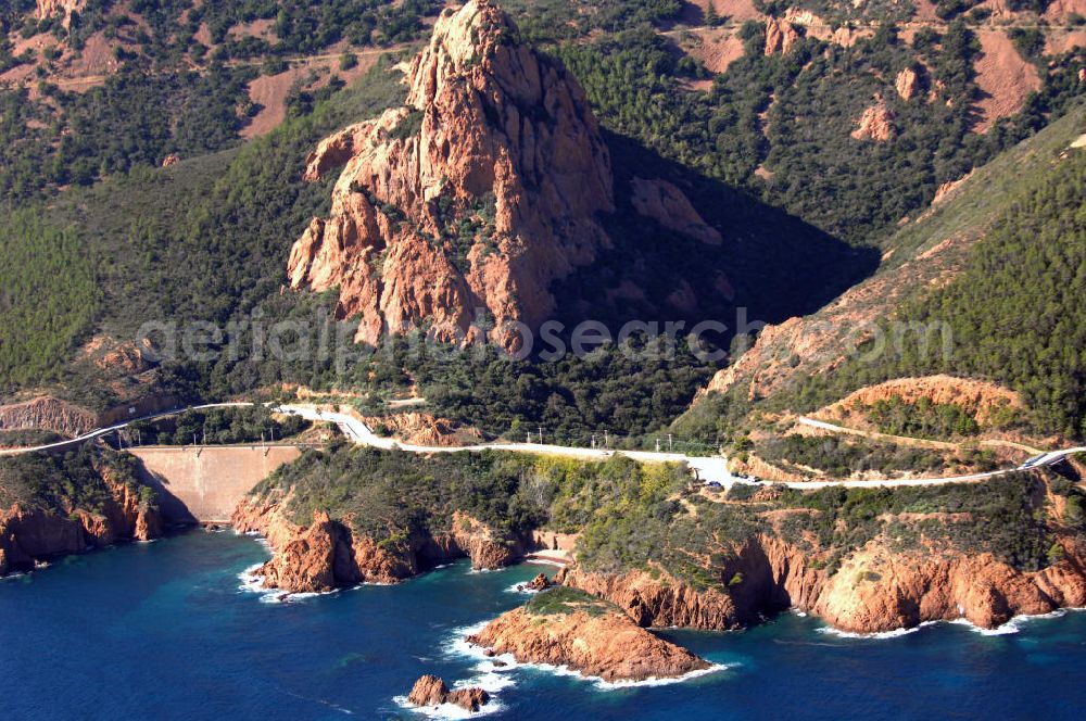 Aerial photograph Miramar - Blick auf ein Teil der Esterel-Region bei Miramar an der Cote d' Azur in Frankreich. Dort verläuft die Corniche d' Or und der französische Hochgeschwindigkeitszug TGV.