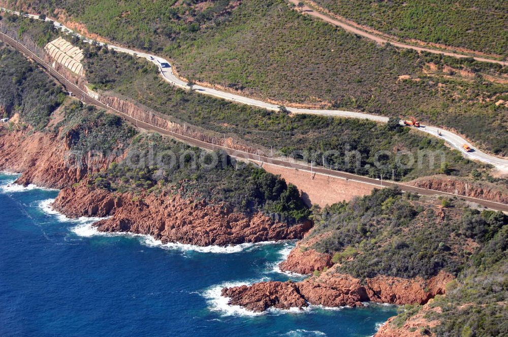 Miramar from above - Blick auf ein Teil der Esterel-Region bei Miramar an der Cote d' Azur in Frankreich. Dort verläuft die Corniche d' Or und der französische Hochgeschwindigkeitszug TGV.