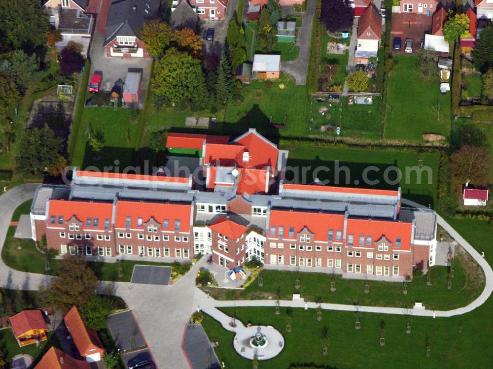 Marienhafe from above - 18.10.2005 Marienhafe; Marienhafe ist eine Gemeinde, zugleich Flecken, und Verwaltungssitz in der Samtgemeinde Brookmerland im Landkreis Aurich in Ostfriesland. Die Gemeinde hatte 2004 etwa 1.900 Einwohner und erstreckt sich auf einer Fläche von 4,06 Quadratkilometern. Marienhafe ist damit eine der kleinsten Gemeinden in Niedersachsen.