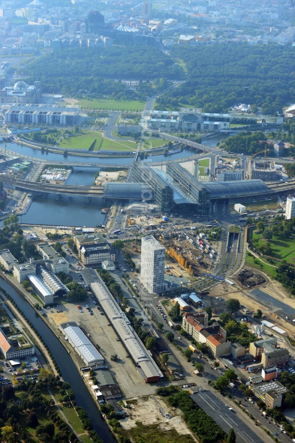 Aerial photograph Berlin-Moabit - View of the Europacity in Berlin-Moabit. The Europacity, also called Entwicklungsgebiet Heidestraße, is an urban building project just north of the Berlin Hauptbahnhof. In this area occurs in the coming years a mixed quarter with different types of use, like habitation, office, retail and art. Furthermore you can see the Berlin Hauptbahnhof