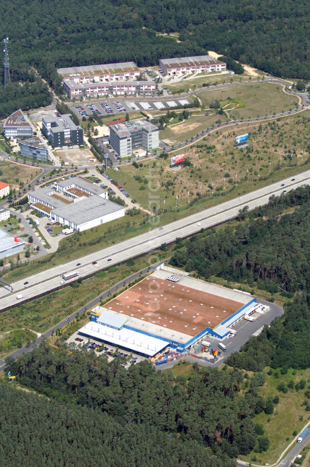 Aerial image Kleinmachnow - Blick auf den Europarc nahe der Waldsiedlung Dreilinden bei Kleinmachnow. Dreilinden ist die Bezeichnung eines Forstes und einer Kolonie bekannt für die Grenzübergangsstelle Drewitz. Der Europarc ist ein Gewerbepark auf dem ehemaligen Gelände der wichtigsten Transitstrecke nach Westen und Süden (Checkpoint Bravo). Bekannt sind hier unter an derem eBay Deutschland, mobile.de und Harley-Davidson sowie weitere kleinere Firmen und zwei Hotels. Die Arbeiten begannen 1990 und bis heute ist der Park bei weitem nicht ausgelastet. Weitere Europarcs gibt es in Frankreich und Spanien. Kontakt: Europarc GmbH, Albert-Einstein-Ring 1, 14532 Kleinmachnow / Dreilinden, Walter Brümmer, Tel.: 030/21733100.