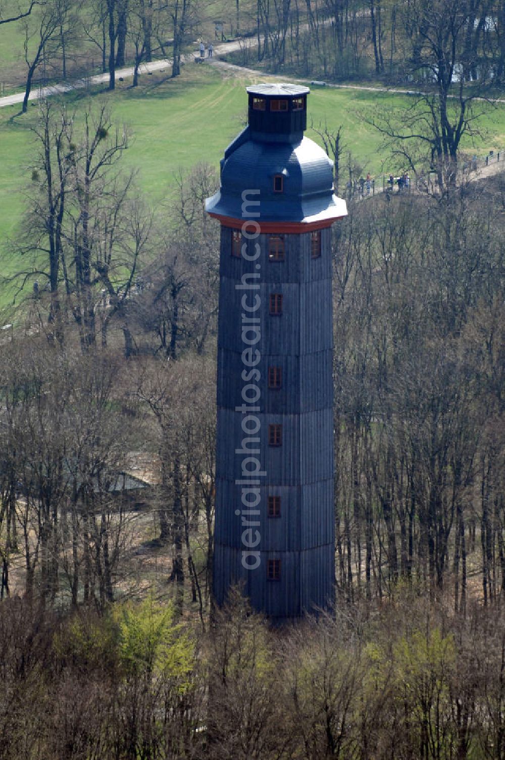 Sondershausen from the bird's eye view: Blick auf Europas höchsten Fachwerkturm auf dem Berg Possen in Sondershausen. 5 km südlich von Sondershausen liegt im Höhenzug der Hainleite der Possen, ein 420 Meter hoher Berg mit dem gleichnamigen Freizeitpark. Zwischen 1730 und 1736 erbaute Fürst Günther I. von Schwarzenburg- Sondershausen auf dem Possen ein Jagdschloss. 1781 folgte ein 41 Meter hoher Fachwerkturm. Dieser ist heute der höchste Fachwerkturm in Europa. Die Musik- und Bergstadt Sondershausen ist eine im Norden des Bundeslandes Thüringen gelegene Mittelstadt und die Kreisstadt des Kyffhäuserkreises. Kontakt: Stadtverwaltung Sondershausen, Markt 7, 99706 Sondershausen, Tel. +49 (0)3632 622 0, e-mail: info@sondershausen.de; Kontakt Touristeninformation: Alte Wache, Markt 9, 99706 Sondershausen, Tel. +49 (0)3632 78 81 11, Fax +49 (0)3632 60 03 82, e-mail: sdh-info@kyffhaeuser-tourismus.de