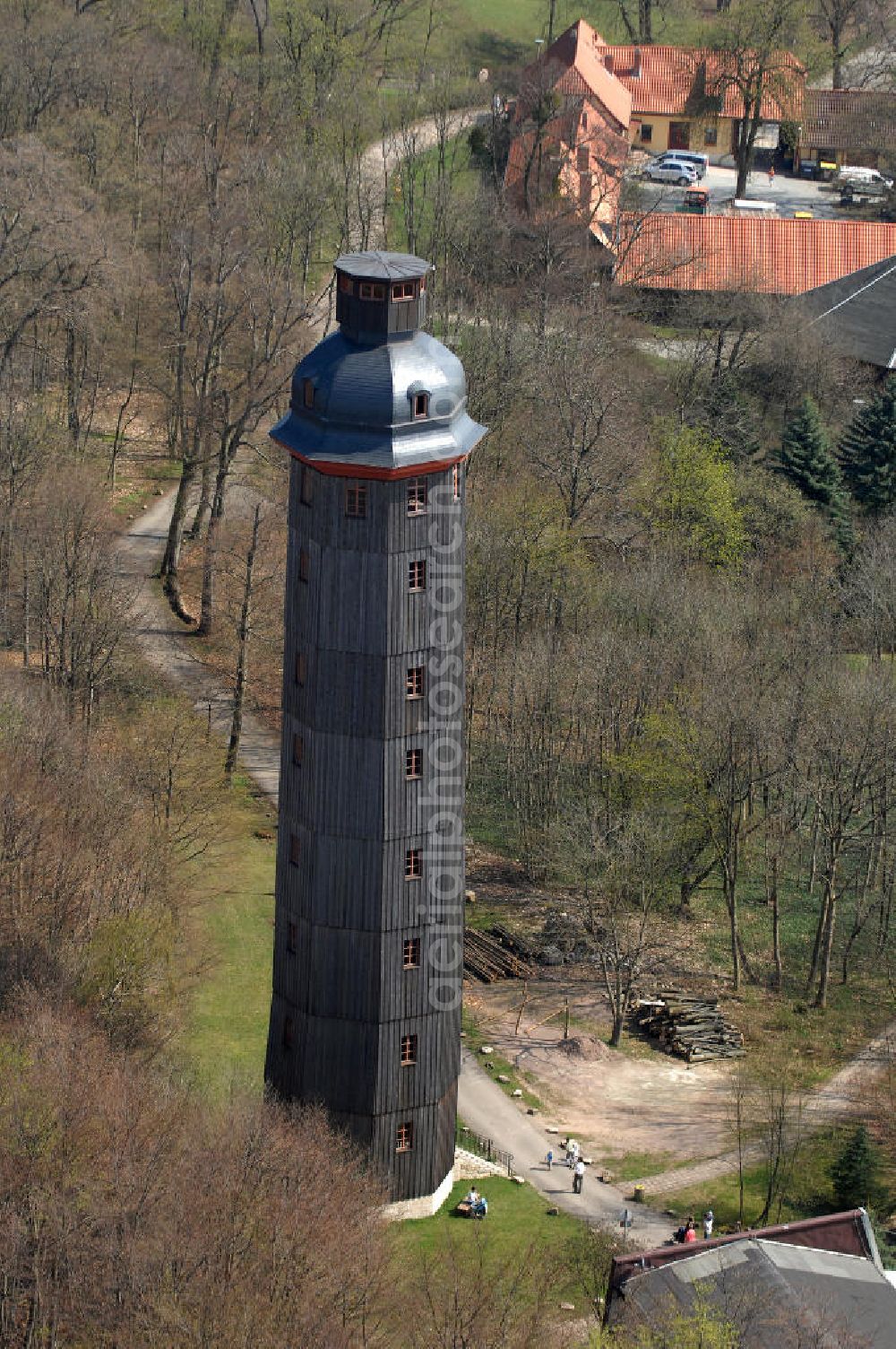 Aerial image Sondershausen - Blick auf Europas höchsten Fachwerkturm auf dem Berg Possen in Sondershausen. 5 km südlich von Sondershausen liegt im Höhenzug der Hainleite der Possen, ein 420 Meter hoher Berg mit dem gleichnamigen Freizeitpark. Zwischen 1730 und 1736 erbaute Fürst Günther I. von Schwarzenburg- Sondershausen auf dem Possen ein Jagdschloss. 1781 folgte ein 41 Meter hoher Fachwerkturm. Dieser ist heute der höchste Fachwerkturm in Europa. Die Musik- und Bergstadt Sondershausen ist eine im Norden des Bundeslandes Thüringen gelegene Mittelstadt und die Kreisstadt des Kyffhäuserkreises. Kontakt: Stadtverwaltung Sondershausen, Markt 7, 99706 Sondershausen, Tel. +49 (0)3632 622 0, e-mail: info@sondershausen.de; Kontakt Touristeninformation: Alte Wache, Markt 9, 99706 Sondershausen, Tel. +49 (0)3632 78 81 11, Fax +49 (0)3632 60 03 82, e-mail: sdh-info@kyffhaeuser-tourismus.de