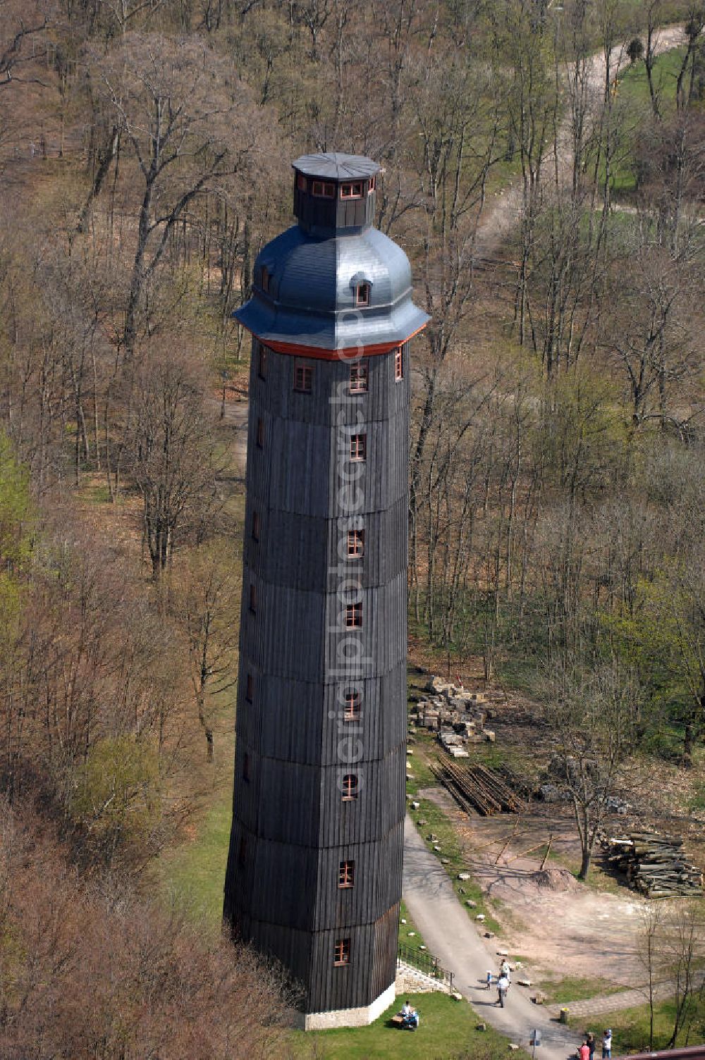 Aerial photograph Sondershausen - Blick auf Europas höchsten Fachwerkturm auf dem Berg Possen in Sondershausen. 5 km südlich von Sondershausen liegt im Höhenzug der Hainleite der Possen, ein 420 Meter hoher Berg mit dem gleichnamigen Freizeitpark. Zwischen 1730 und 1736 erbaute Fürst Günther I. von Schwarzenburg- Sondershausen auf dem Possen ein Jagdschloss. 1781 folgte ein 41 Meter hoher Fachwerkturm. Dieser ist heute der höchste Fachwerkturm in Europa. Die Musik- und Bergstadt Sondershausen ist eine im Norden des Bundeslandes Thüringen gelegene Mittelstadt und die Kreisstadt des Kyffhäuserkreises. Kontakt: Stadtverwaltung Sondershausen, Markt 7, 99706 Sondershausen, Tel. +49 (0)3632 622 0, e-mail: info@sondershausen.de; Kontakt Touristeninformation: Alte Wache, Markt 9, 99706 Sondershausen, Tel. +49 (0)3632 78 81 11, Fax +49 (0)3632 60 03 82, e-mail: sdh-info@kyffhaeuser-tourismus.de