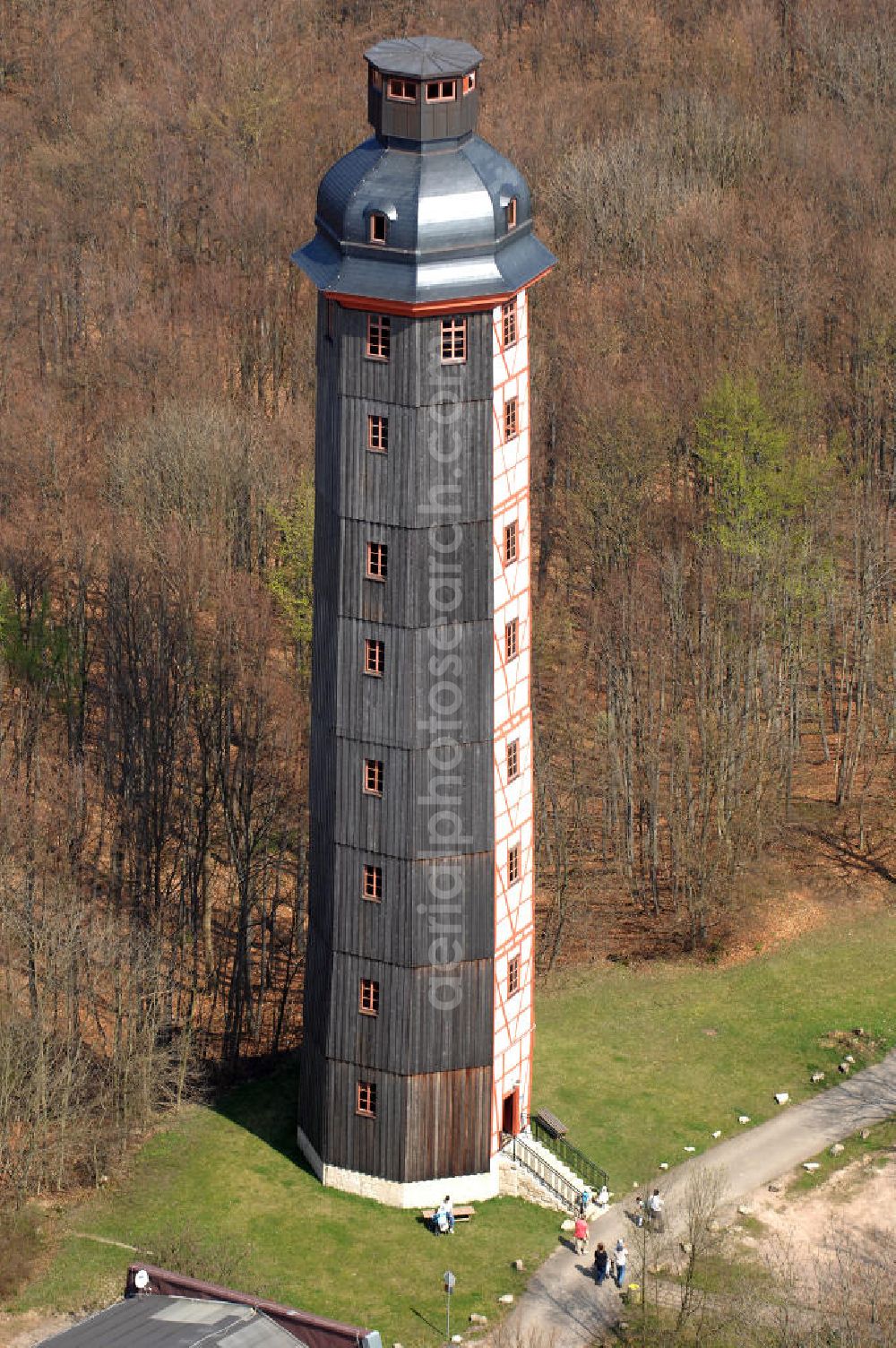 Sondershausen from above - Blick auf Europas höchsten Fachwerkturm auf dem Berg Possen in Sondershausen. 5 km südlich von Sondershausen liegt im Höhenzug der Hainleite der Possen, ein 420 Meter hoher Berg mit dem gleichnamigen Freizeitpark. Zwischen 1730 und 1736 erbaute Fürst Günther I. von Schwarzenburg- Sondershausen auf dem Possen ein Jagdschloss. 1781 folgte ein 41 Meter hoher Fachwerkturm. Dieser ist heute der höchste Fachwerkturm in Europa. Die Musik- und Bergstadt Sondershausen ist eine im Norden des Bundeslandes Thüringen gelegene Mittelstadt und die Kreisstadt des Kyffhäuserkreises. Kontakt: Stadtverwaltung Sondershausen, Markt 7, 99706 Sondershausen, Tel. +49 (0)3632 622 0, e-mail: info@sondershausen.de; Kontakt Touristeninformation: Alte Wache, Markt 9, 99706 Sondershausen, Tel. +49 (0)3632 78 81 11, Fax +49 (0)3632 60 03 82, e-mail: sdh-info@kyffhaeuser-tourismus.de