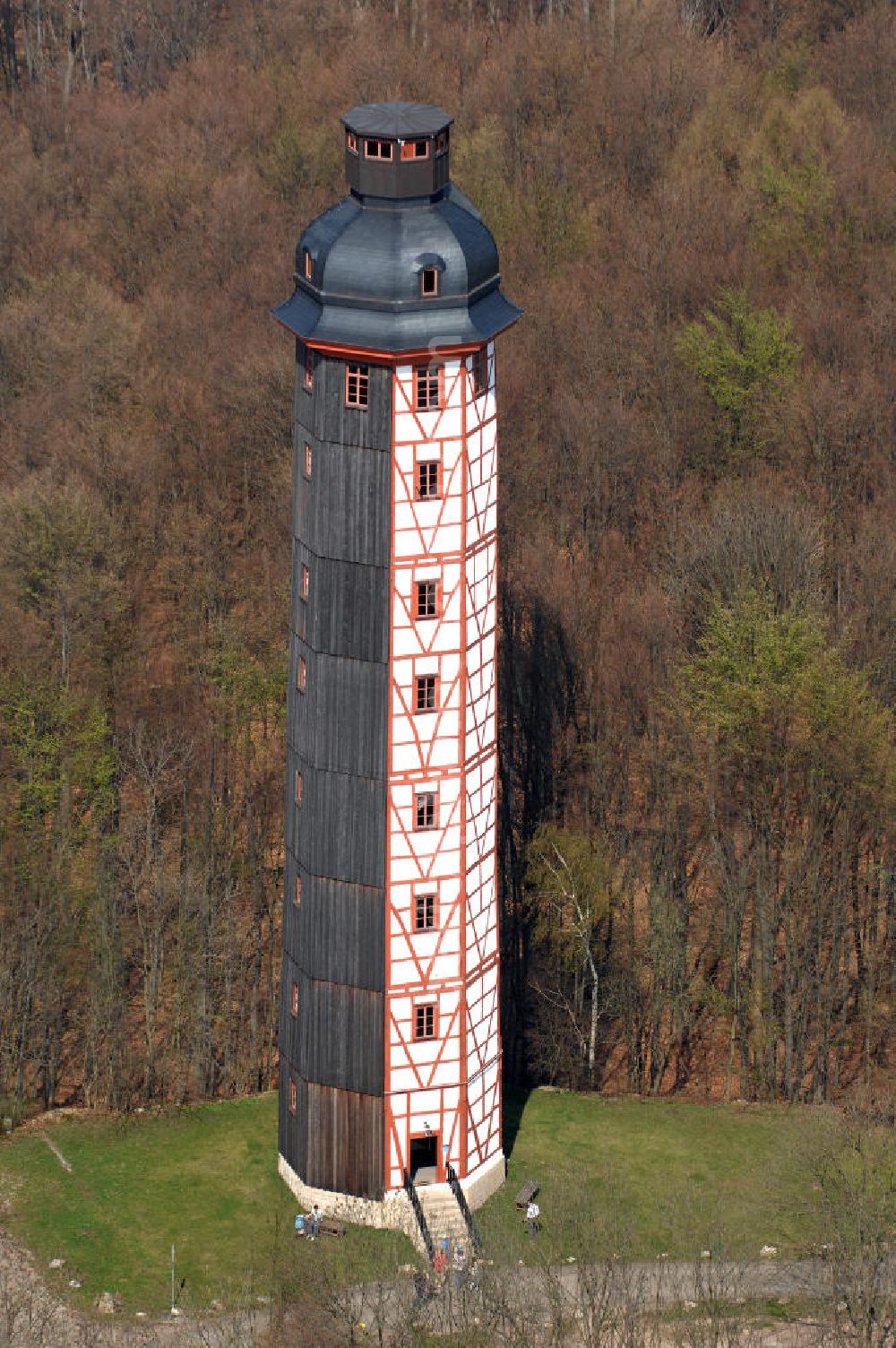 Sondershausen from the bird's eye view: Blick auf Europas höchsten Fachwerkturm auf dem Berg Possen in Sondershausen. 5 km südlich von Sondershausen liegt im Höhenzug der Hainleite der Possen, ein 420 Meter hoher Berg mit dem gleichnamigen Freizeitpark. Zwischen 1730 und 1736 erbaute Fürst Günther I. von Schwarzenburg- Sondershausen auf dem Possen ein Jagdschloss. 1781 folgte ein 41 Meter hoher Fachwerkturm. Dieser ist heute der höchste Fachwerkturm in Europa. Die Musik- und Bergstadt Sondershausen ist eine im Norden des Bundeslandes Thüringen gelegene Mittelstadt und die Kreisstadt des Kyffhäuserkreises. Kontakt: Stadtverwaltung Sondershausen, Markt 7, 99706 Sondershausen, Tel. +49 (0)3632 622 0, e-mail: info@sondershausen.de; Kontakt Touristeninformation: Alte Wache, Markt 9, 99706 Sondershausen, Tel. +49 (0)3632 78 81 11, Fax +49 (0)3632 60 03 82, e-mail: sdh-info@kyffhaeuser-tourismus.de