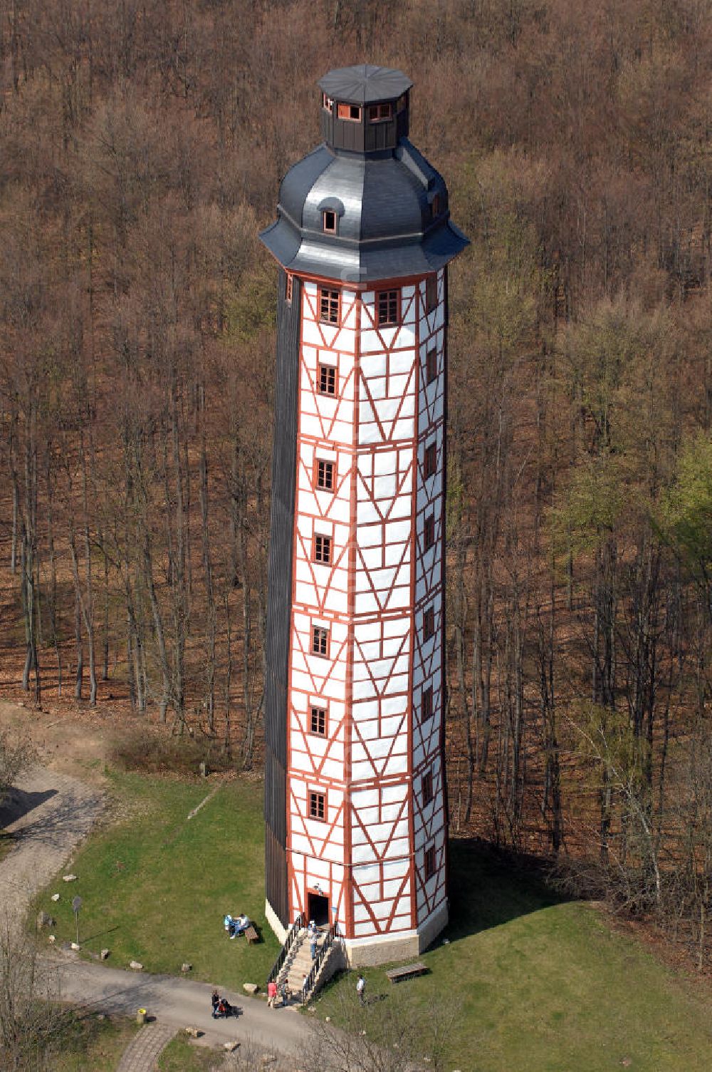 Aerial image Sondershausen - Blick auf Europas höchsten Fachwerkturm auf dem Berg Possen in Sondershausen. 5 km südlich von Sondershausen liegt im Höhenzug der Hainleite der Possen, ein 420 Meter hoher Berg mit dem gleichnamigen Freizeitpark. Zwischen 1730 und 1736 erbaute Fürst Günther I. von Schwarzenburg- Sondershausen auf dem Possen ein Jagdschloss. 1781 folgte ein 41 Meter hoher Fachwerkturm. Dieser ist heute der höchste Fachwerkturm in Europa. Die Musik- und Bergstadt Sondershausen ist eine im Norden des Bundeslandes Thüringen gelegene Mittelstadt und die Kreisstadt des Kyffhäuserkreises. Kontakt: Stadtverwaltung Sondershausen, Markt 7, 99706 Sondershausen, Tel. +49 (0)3632 622 0, e-mail: info@sondershausen.de; Kontakt Touristeninformation: Alte Wache, Markt 9, 99706 Sondershausen, Tel. +49 (0)3632 78 81 11, Fax +49 (0)3632 60 03 82, e-mail: sdh-info@kyffhaeuser-tourismus.de