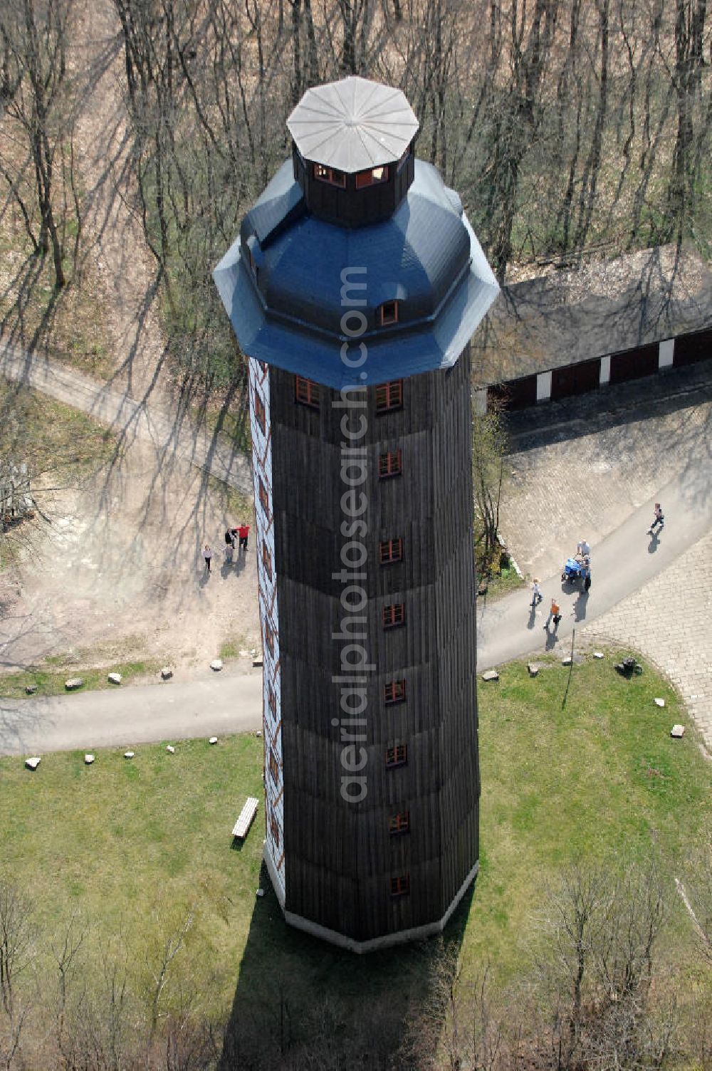 Aerial photograph Sondershausen - Blick auf Europas höchsten Fachwerkturm auf dem Berg Possen in Sondershausen. 5 km südlich von Sondershausen liegt im Höhenzug der Hainleite der Possen, ein 420 Meter hoher Berg mit dem gleichnamigen Freizeitpark. Zwischen 1730 und 1736 erbaute Fürst Günther I. von Schwarzenburg- Sondershausen auf dem Possen ein Jagdschloss. 1781 folgte ein 41 Meter hoher Fachwerkturm. Dieser ist heute der höchste Fachwerkturm in Europa. Die Musik- und Bergstadt Sondershausen ist eine im Norden des Bundeslandes Thüringen gelegene Mittelstadt und die Kreisstadt des Kyffhäuserkreises. Kontakt: Stadtverwaltung Sondershausen, Markt 7, 99706 Sondershausen, Tel. +49 (0)3632 622 0, e-mail: info@sondershausen.de; Kontakt Touristeninformation: Alte Wache, Markt 9, 99706 Sondershausen, Tel. +49 (0)3632 78 81 11, Fax +49 (0)3632 60 03 82, e-mail: sdh-info@kyffhaeuser-tourismus.de